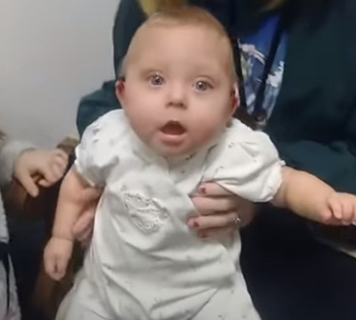 Baby breaks out in laughter when she hears her big sister’s voice for ...