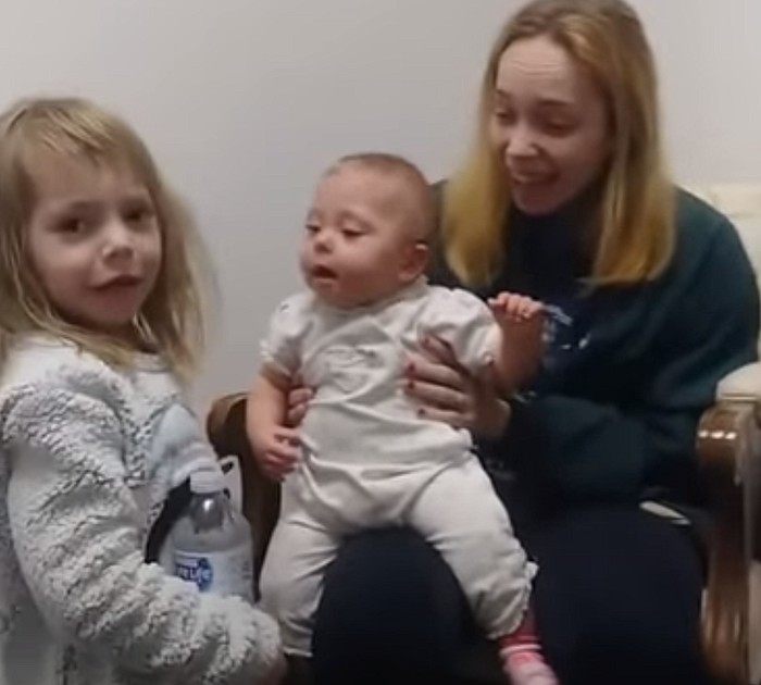 Baby breaks out in laughter when she hears her big sister’s voice for ...