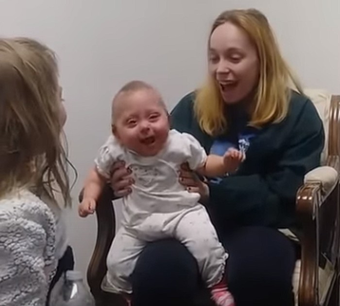 Baby breaks out in laughter when she hears her big sister’s voice for ...
