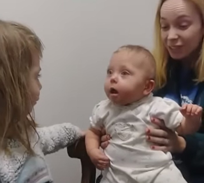Baby breaks out in laughter when she hears her big sister’s voice for ...