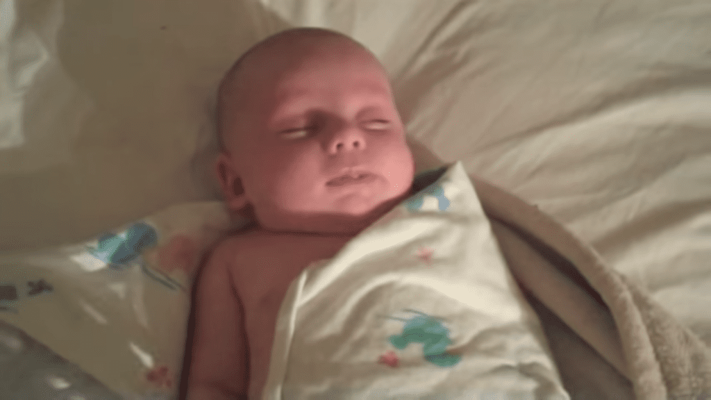 Baby’s morning stretch is melting hearts