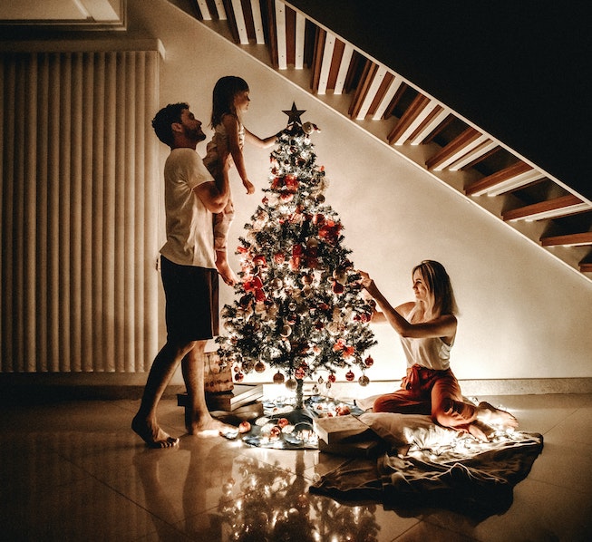 People who put up Christmas decorations early are happier, according to