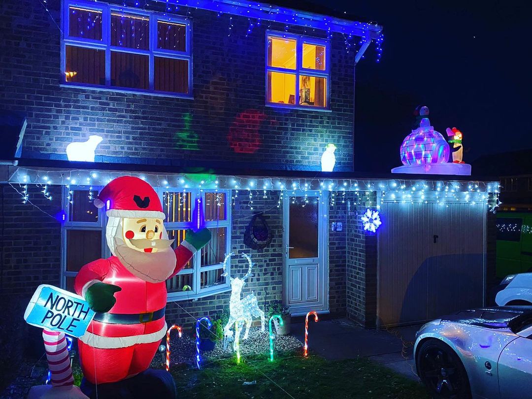 People who put up Christmas decorations early are happier, according to