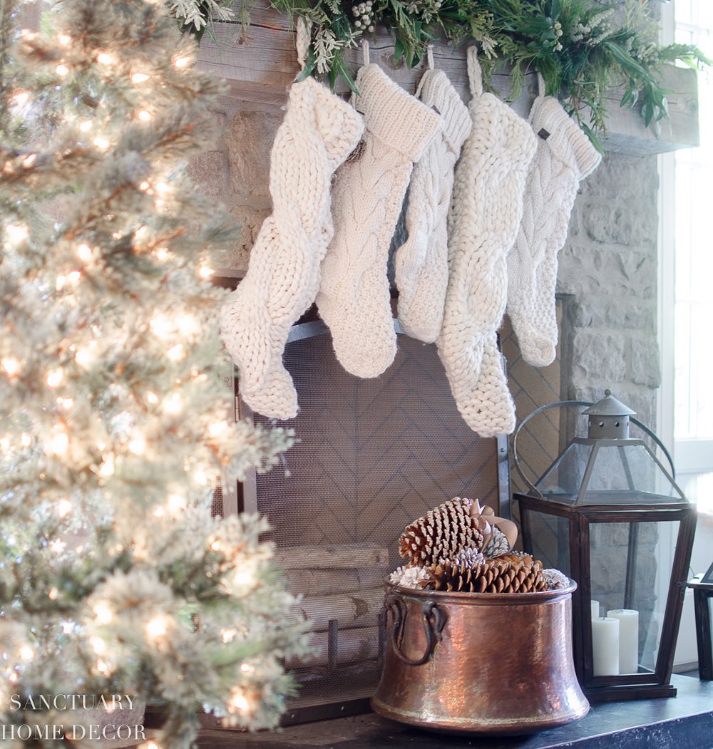 People who put up Christmas decorations early are happier, according to