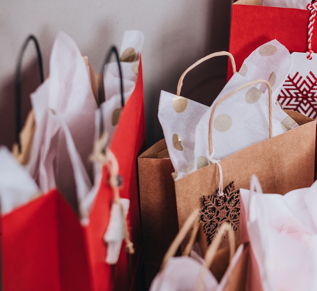 Cashier steps in after woman on phone tries to purchase gift cards