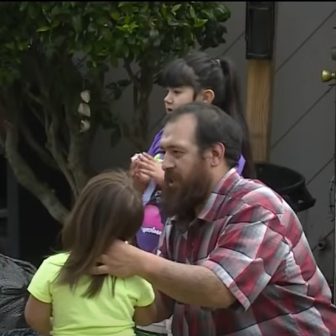 Brave dad knocks out kidnapper to save his daughter at the park