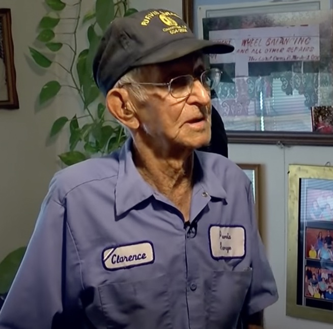 Widower brings photo of late wife to restaurant daily so they can enjoy